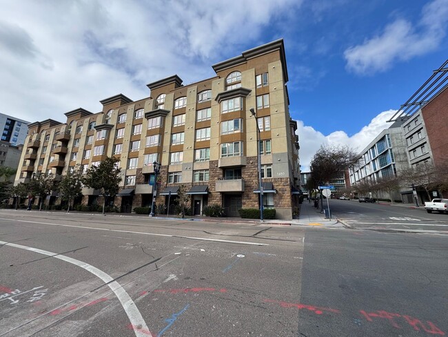 Building Photo - 3 Bedroom 2 Bathroom down town San Diego