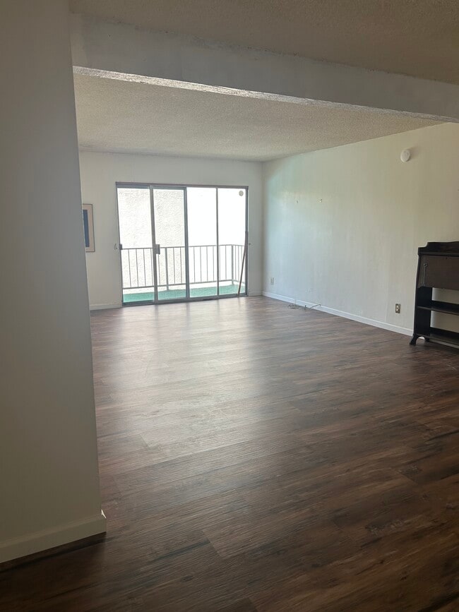 Photo - 5460 White Oak Ave Unit J203