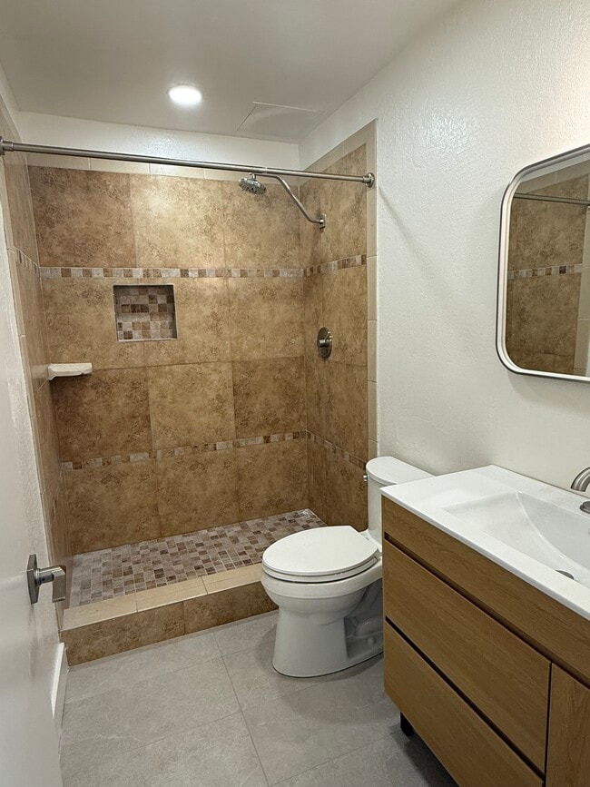 ensuite bathroom - 521 W Montecito St Unit 1