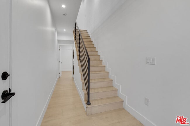 Photo - 438 E 28th St