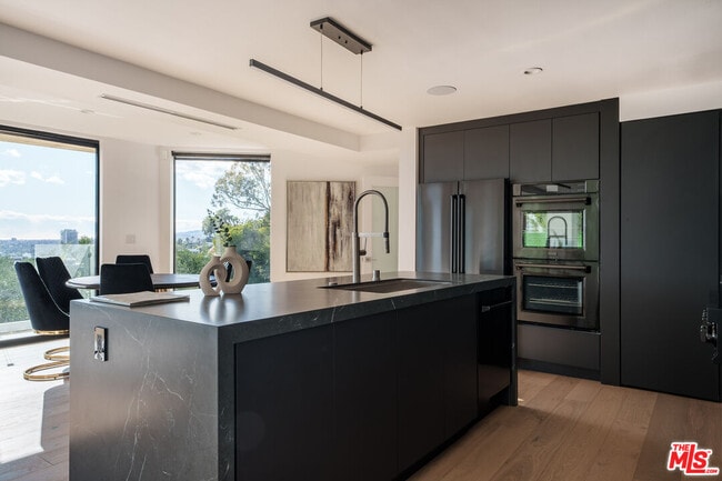 Photo - 8666 Hollywood Blvd