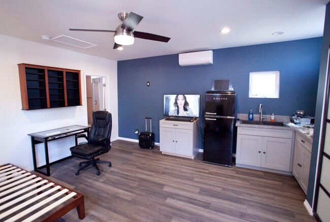 Studio - 1543 Glendon Ave Condo Unit 1