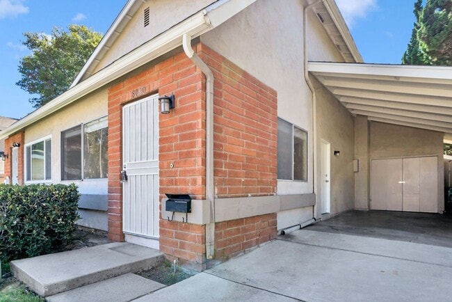 Building Photo - Great three bedroom townhome in UTC!  Avai...