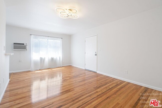 Photo - 6640 Woodman Ave Unit 6