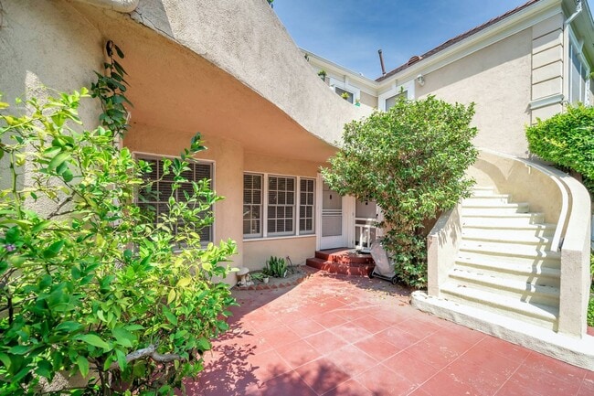 Photo - Lagre unit steps to the triangle! Unit B