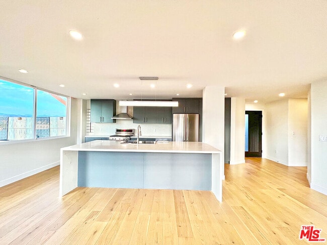 Photo - 468 S Roxbury Dr