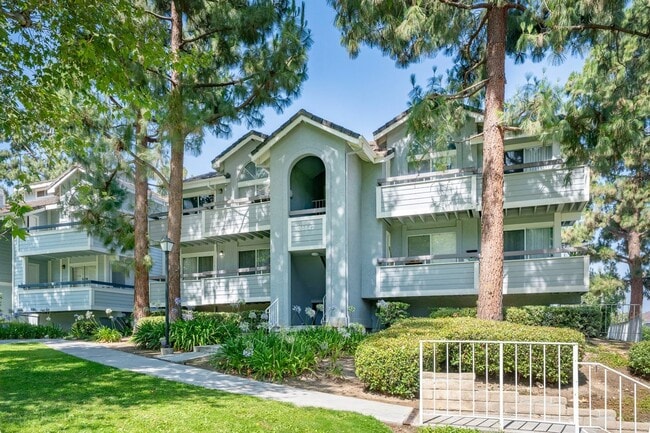 Building Photo - Great Location overlooking park and pool Unit 201