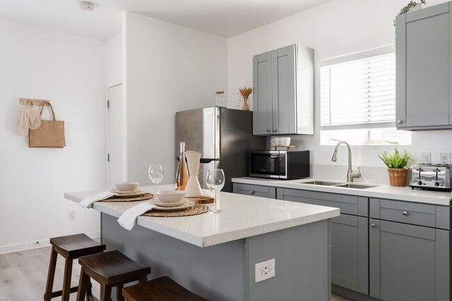 Building Photo - Pristine 1 Bedroom in San Diego!