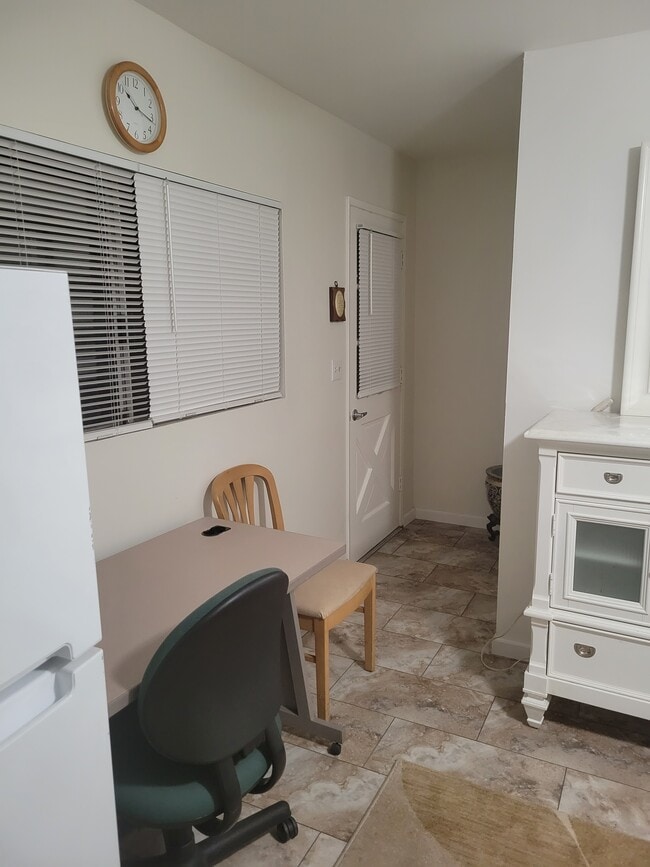 Building Photo - 17446 Ludlow St Unit 2