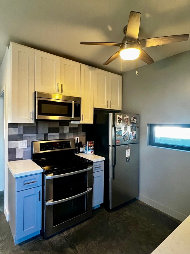 Photo - 4610 E 4th St