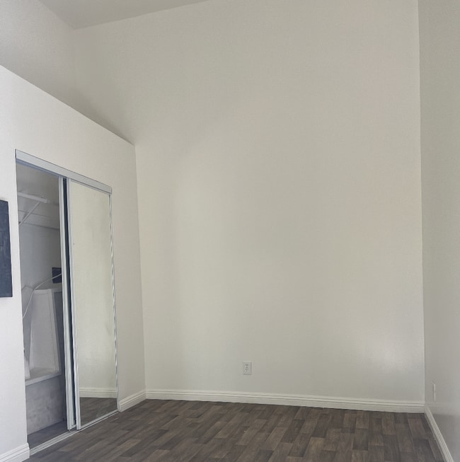 This is studio space with high ceiling - 640 Cavanagh Rd House