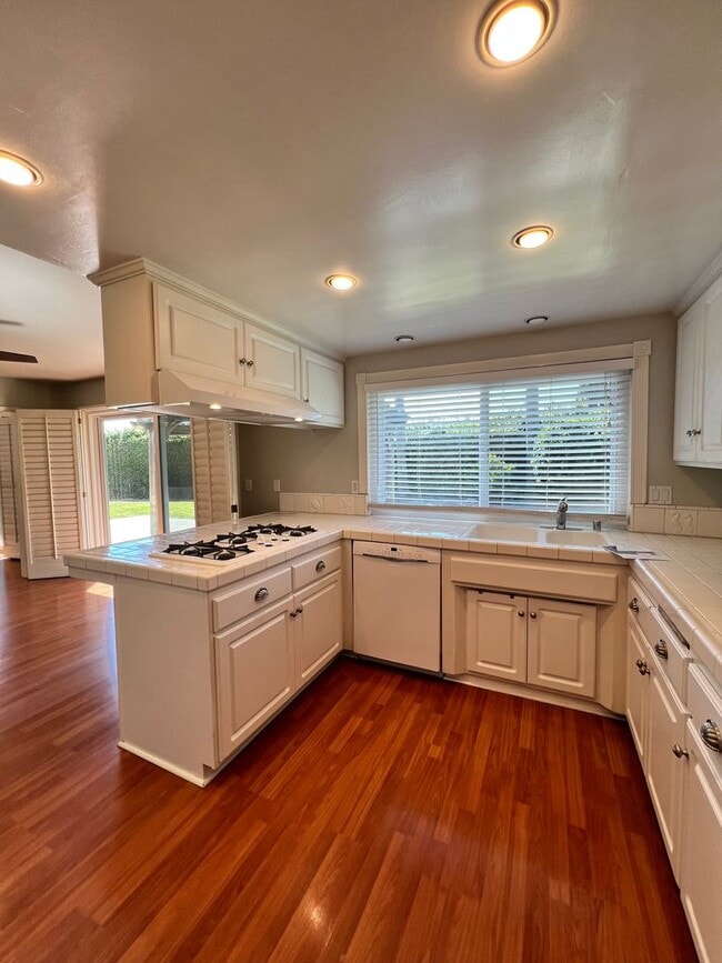 Photo - 3 Bed 2.5 Bath Fountain Valley Beauty Now Available
