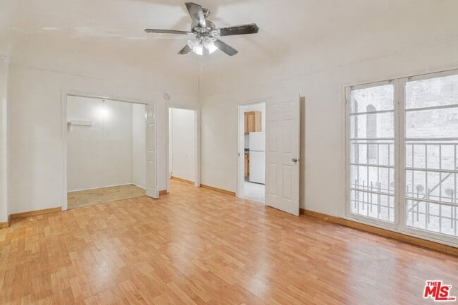 Building Photo - 400 S Kenmore Ave Unit 300