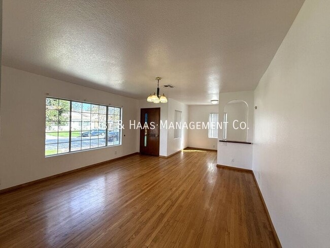 Photo - 4723 Blackthorne Ave