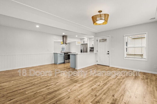 Photo - 4535 Winona Ave