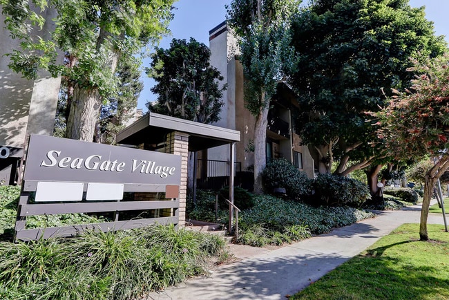 Building Photo - 8675 Falmouth Ave Unit 220