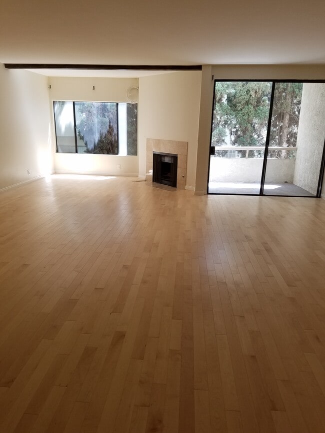 Lounge - 1909 Pelham Ave Unit 104