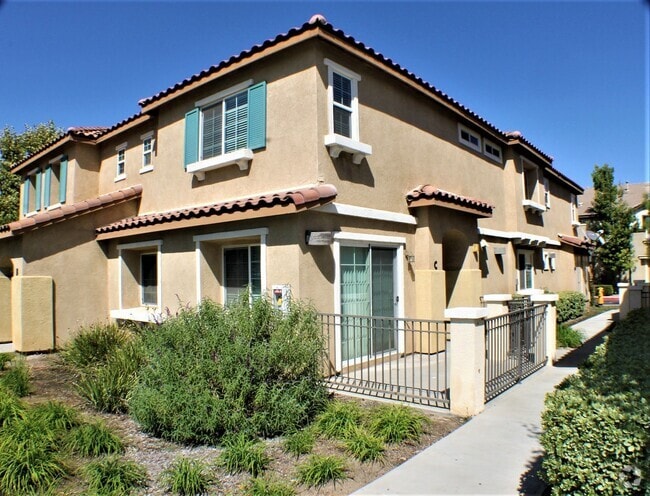 Building Photo - 3 Bed, 3 Bath Town Home For Rent!