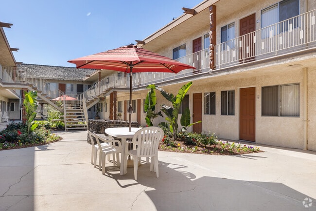 Courtyard - Tiki Aloha Apartments