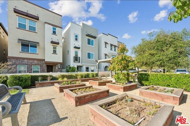 Photo - 605 Daniel Freeman Cir