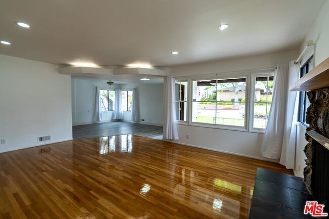 Photo - 443 Lomita St