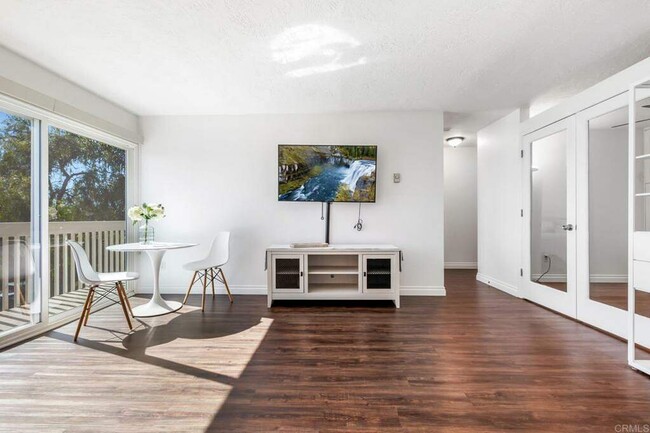 Building Photo - 403 Requeza St