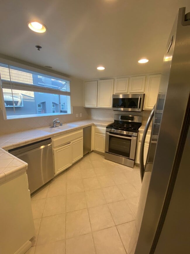 Photo - Awesome Townhouse in El Segundo w/Laundry in Unit, Garage and Pool