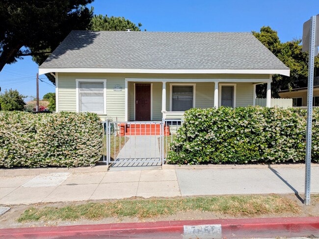 3 Bedroom 1 Bath House with a Large Backya... - 3 Bedroom 1 Bath House with a Large Backya...