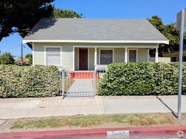 Building Photo - 3 Bedroom 1 Bath House with a Large Backya...
