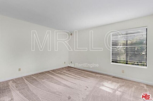 Photo - 15207 Magnolia Blvd Unit 209