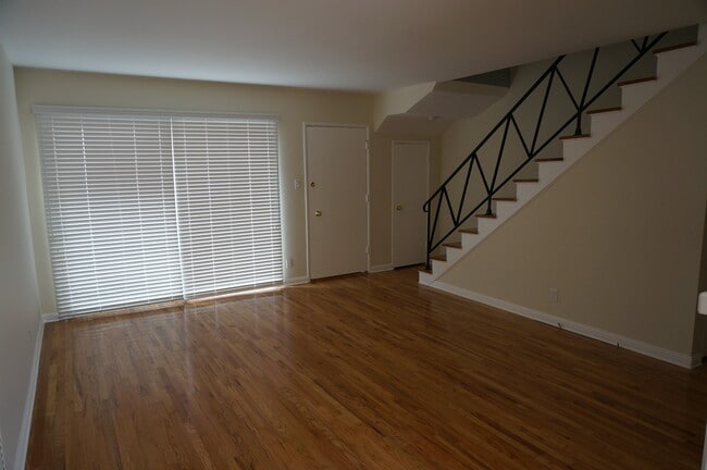 Entrance & Living room with large wall to wall windows - 14333 Albers St Unit 3