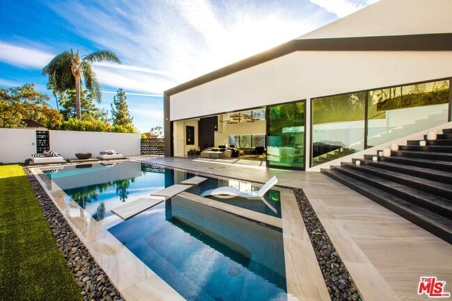 Building Photo - 2210 Bowmont Dr