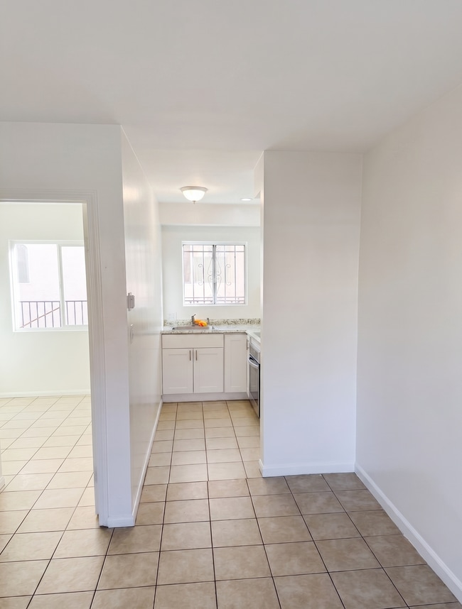 Photo - 2672 S Redondo Blvd Unit 3