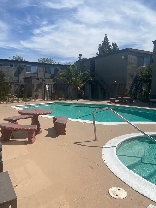 Pool area - Summer View Apartment Homes