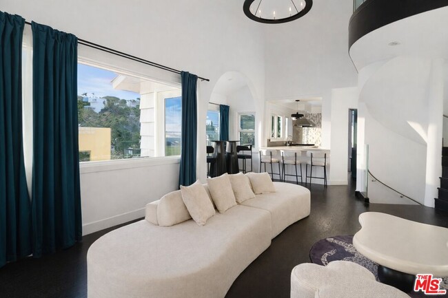 Photo - 8810 Hollywood Blvd