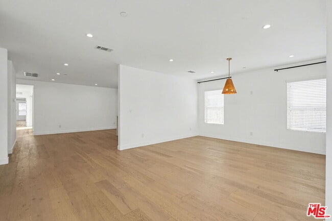 Photo - 7832 Croydon Ave