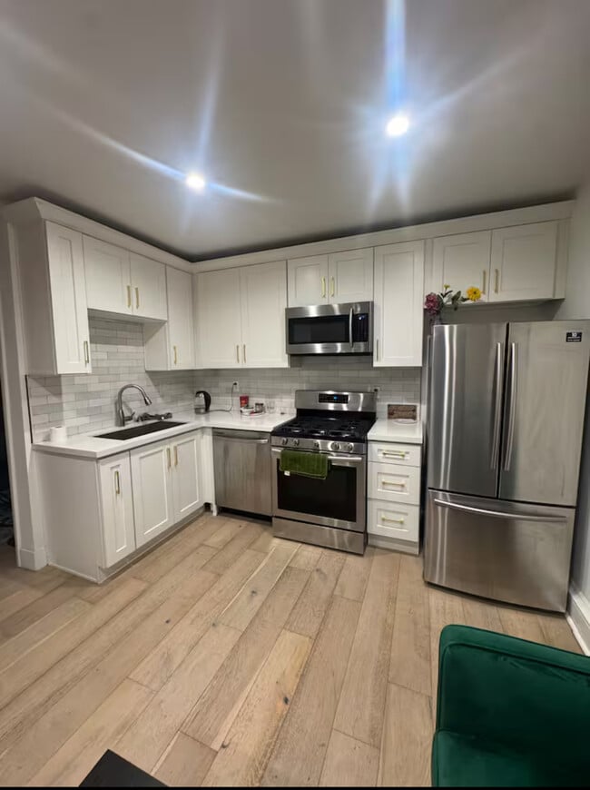 Building Photo - 5525 Hermitage Ave Unit 5525 Hermitage