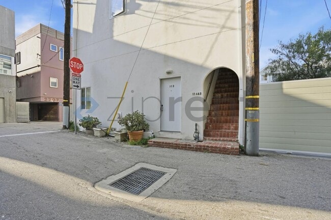 Photo - 10 27th Ave