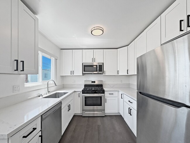 Building Photo - Bright & Modern 2B/1BA Upstairs Unit in th... Rental