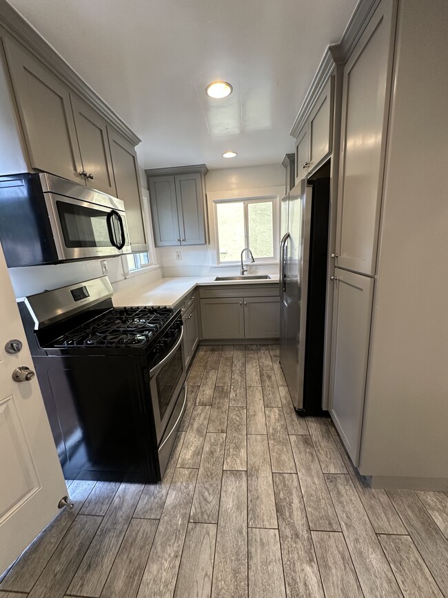 Photo - 552 Brooks Ave