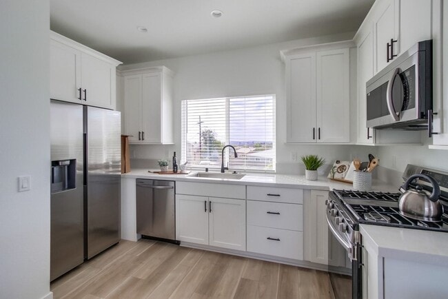 Building Photo - Beautiful downstairs Unit 6663