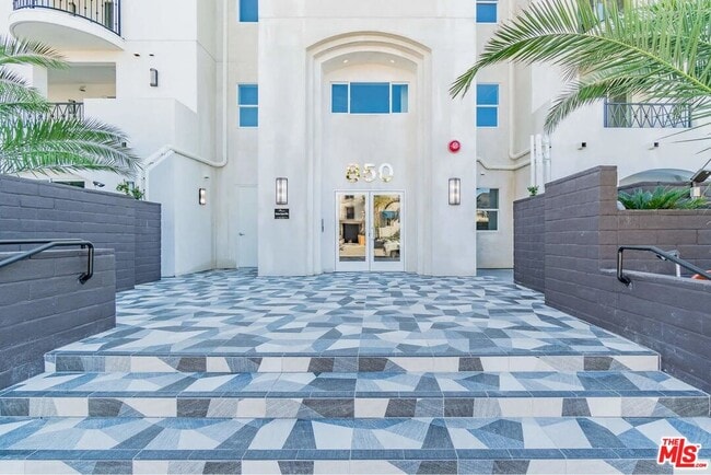Building Photo - 850 S Crenshaw Blvd Unit 402