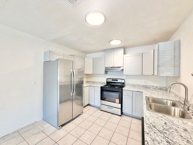 Building Photo - AVAILABLE NOW!! 2 Bedroom 1 Bathroom Apartment in Cathedral City! Unit 04