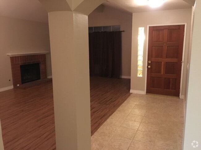 Building Photo - 2170 N Spruce Ave Rental