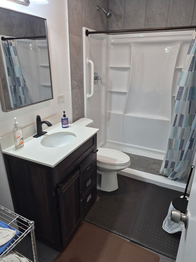 Photo - Private Bedroom for Rent in Single-Family Home – Utilities Included