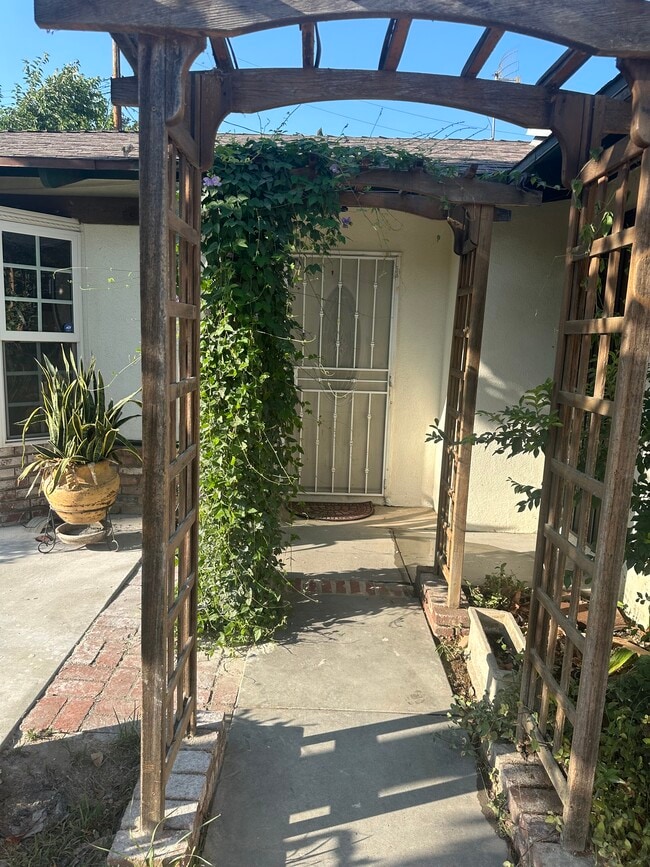 Building Photo - 3217 Knoll Way