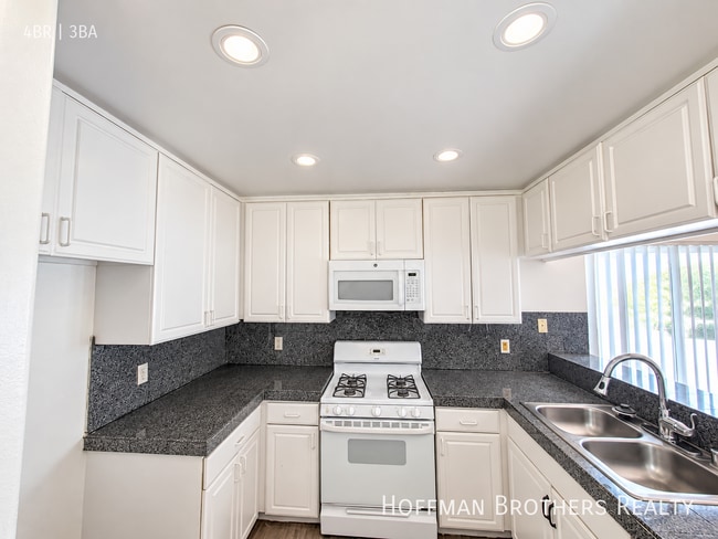 Photo - 11035 Moorpark St