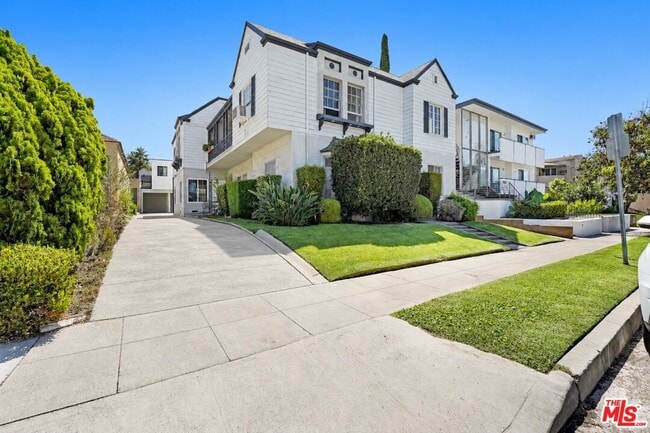 Photo - 1070 Masselin Ave