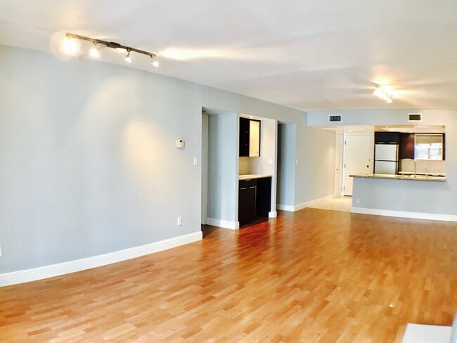 Photo - Beautifully Updated! in the heart of Westwood! North exposure!