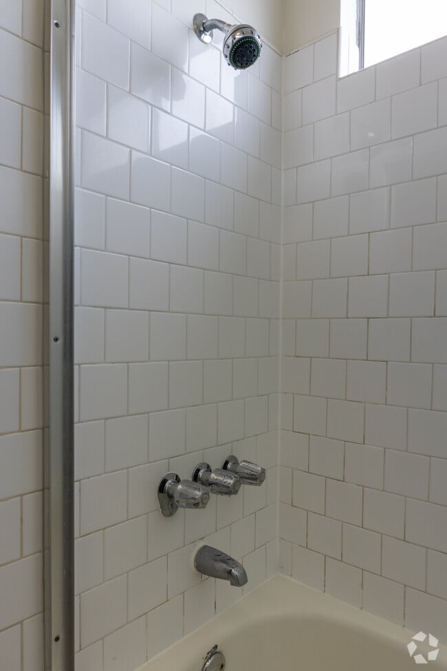 1BR, 1BA - Colonial House Apartments